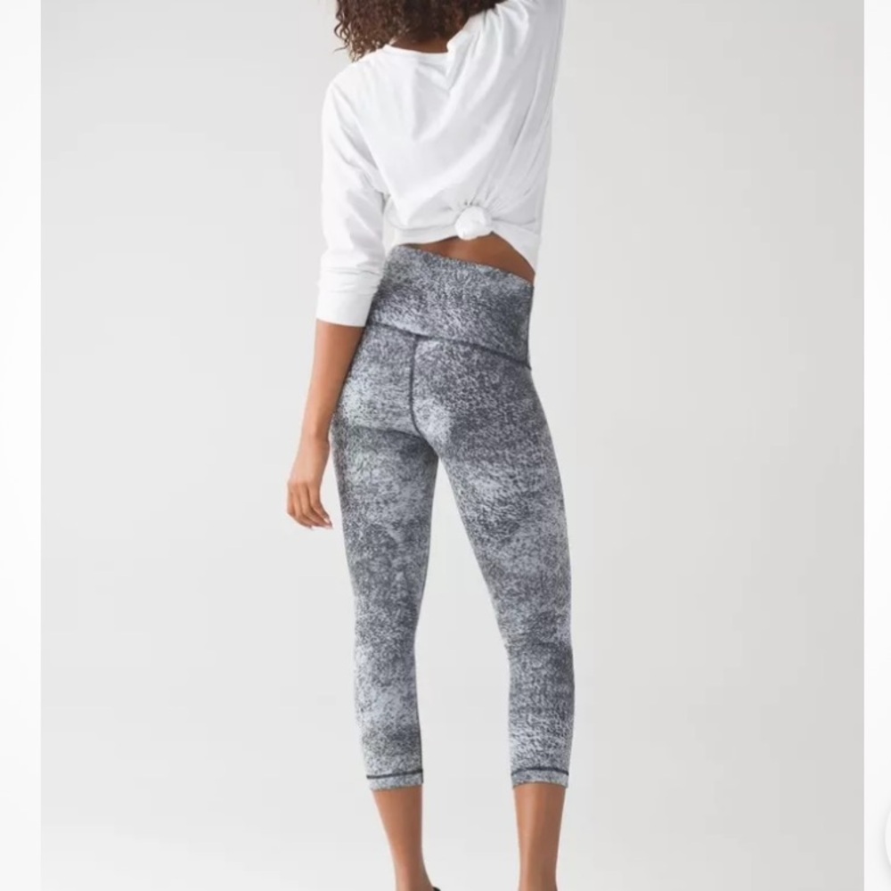 Lululemon Wunder Under Crop High-Rise in Luon Spray Jacquard White Black Size 8 - Picture 7 of 7